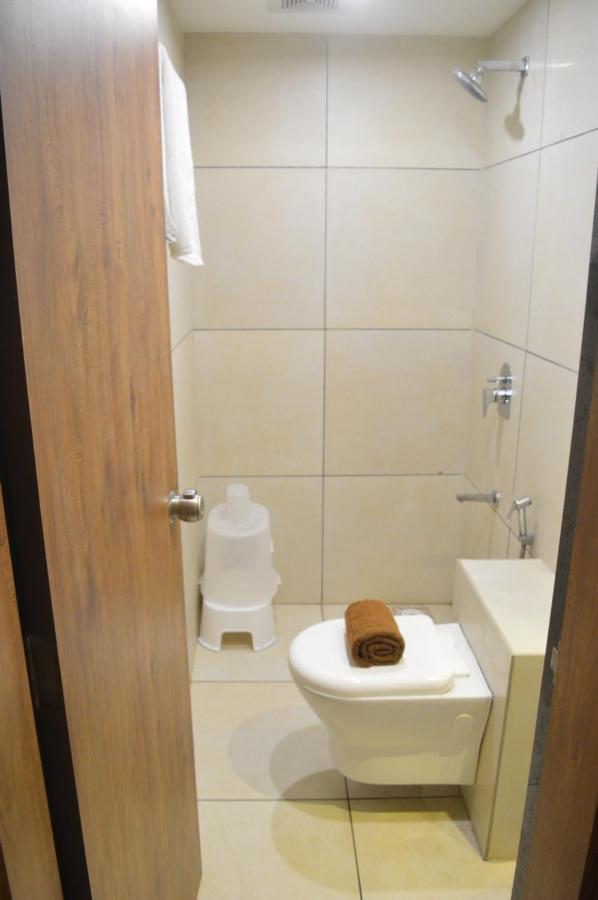Hotel Revive Veraval Exteriör bild