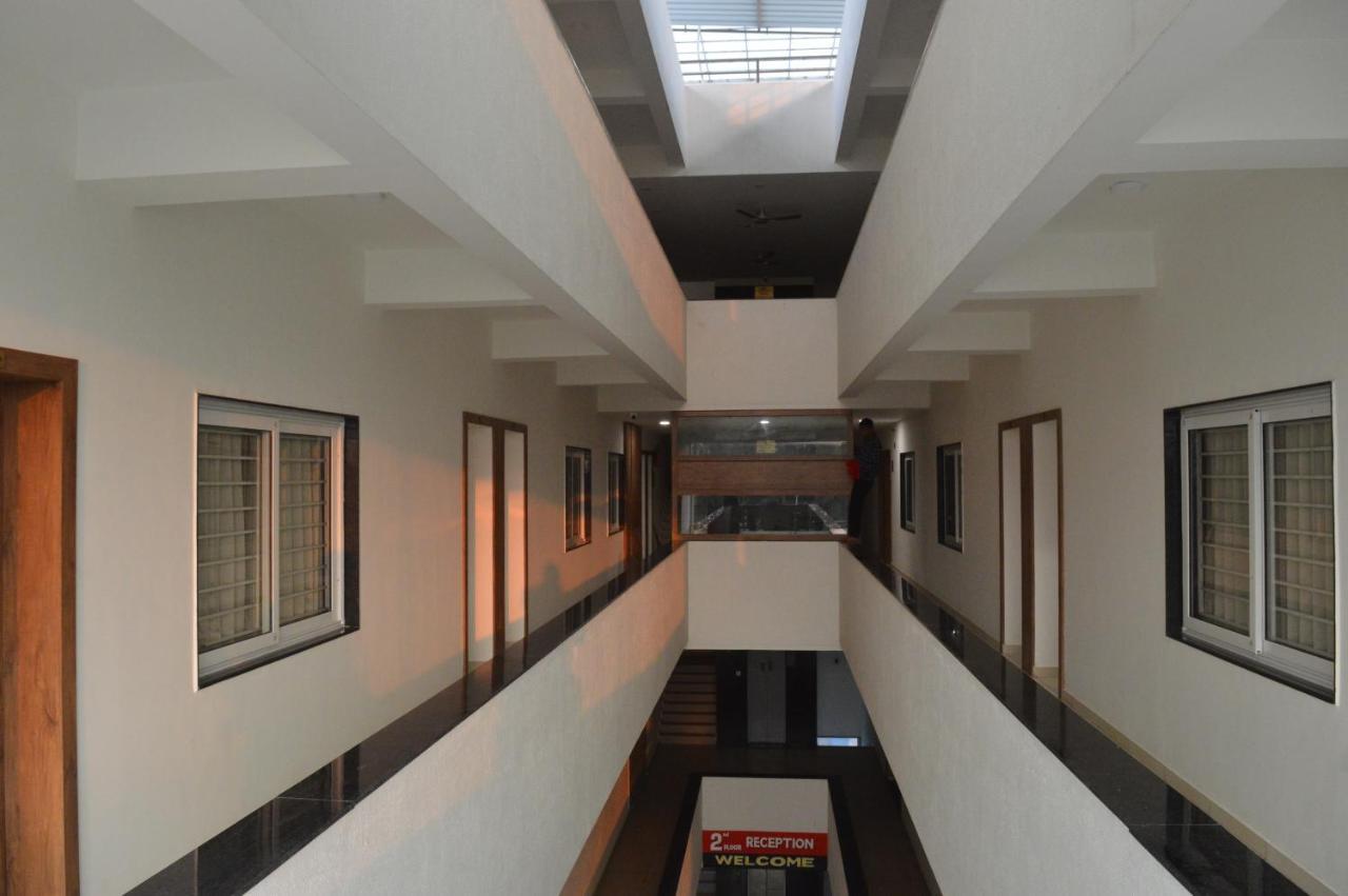 Hotel Revive Veraval Exteriör bild